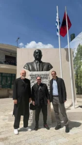 Στη Δερβιτσάνη ο Δημητριάδης: ιδιωτική επίσκεψη ⁠στο άγαλμα του παππού του, συνοδεία του Έντι Ράμα