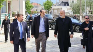 Στη Δερβιτσάνη ο Δημητριάδης: ιδιωτική επίσκεψη ⁠στο άγαλμα του παππού του, συνοδεία του Έντι Ράμα 