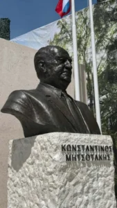 Στη Δερβιτσάνη ο Δημητριάδης: ιδιωτική επίσκεψη ⁠στο άγαλμα του παππού του, συνοδεία του Έντι Ράμα 